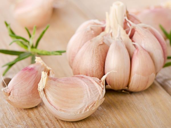 Kaj se zgodi, če pojeste strok česna na tešče?